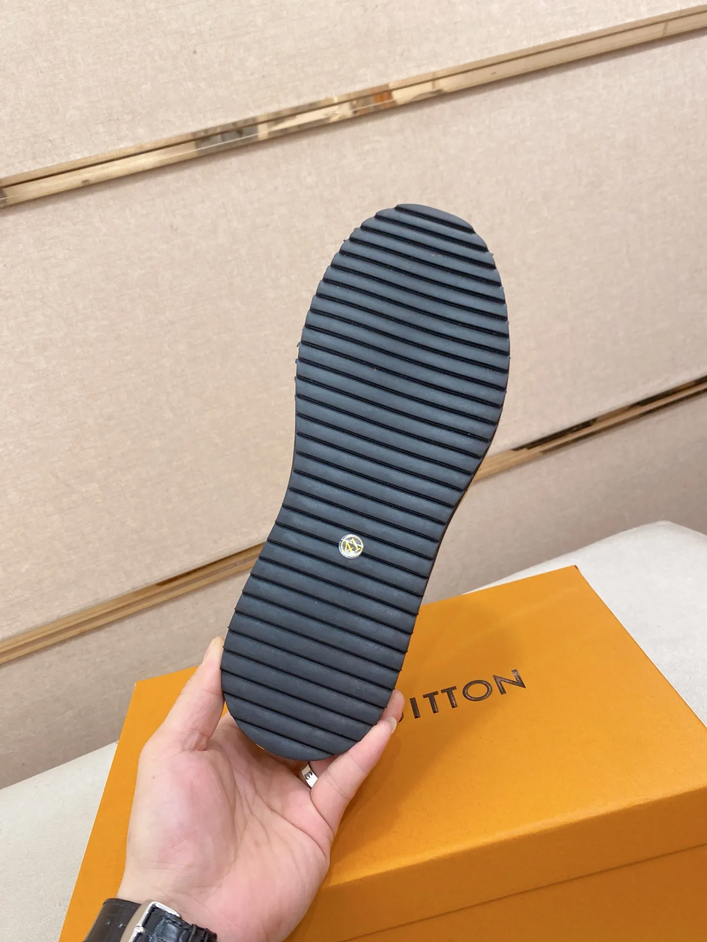 Men's clothing and shoes 400💰Louis Vuitton (Louis Vuitton/LV) top 🔍🔍 new models are on sale at the same time, the upper 🇮🇹 imported first-layer cowhide from Italy, fully imported sheepskin lining 💪💪, completely 1⃣️ to 1 ⃣️Re-engraved🇮🇹💪💪, ⚠Sole: The original sole is specially provided by the original factory, the exclusive movable molded sole is super comfortable, ⚠The original factory follows the order, 🔍🔍high quality, you can enter and exit the counter at will, welcome to compare⚠. Code number:38-44